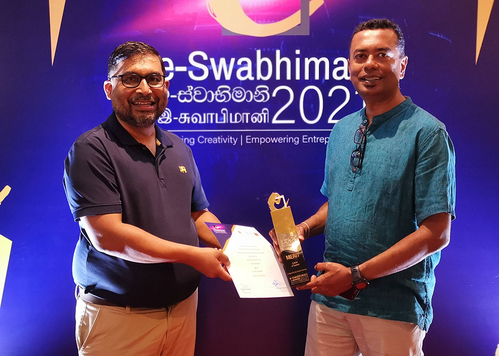 Rasika Muthucumarana and Anuradha Piyadasa with Award